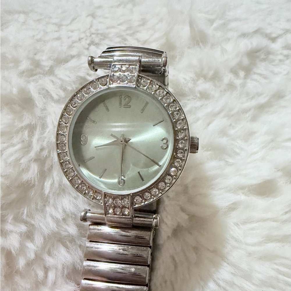 Elegant Silver Women's Watch - Picture 4 of 5